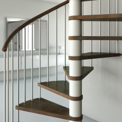 Escalera caracol de interior C20 elegante en madera maciza