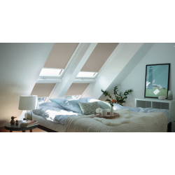 Dormitorio abuhardillado con ventanas de tejado VELUX y estores interiores