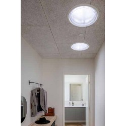 Iluminación natural en pasillo interior mediante tubos solares circulares de techo