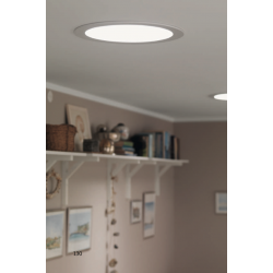 Tubos solares empotrados en techo para iluminación natural en interiores de vivienda